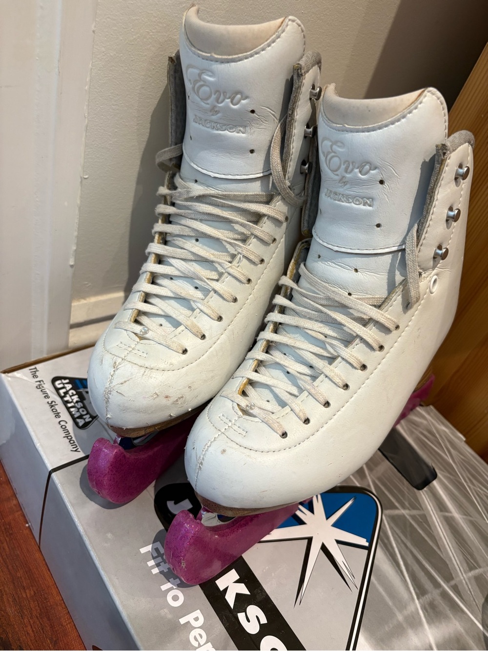 Jackson’s Girls Professional Figure Skates- size 3W